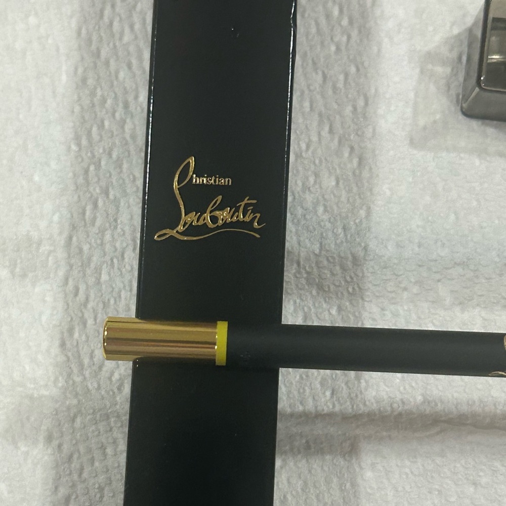 Christian Louboutin Oeil Velours Velvet Eye Definer in "Hot Chick 500" NIB